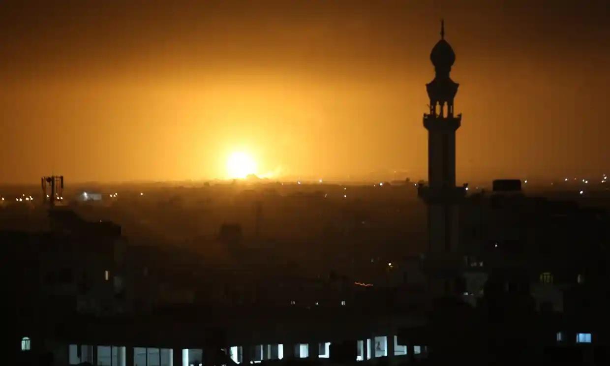 Một vụ nổ xảy ra sau cuộc không kích của Israel ở phía nam Dải Gaza hôm 19/4. Ảnh: Shutterstock.