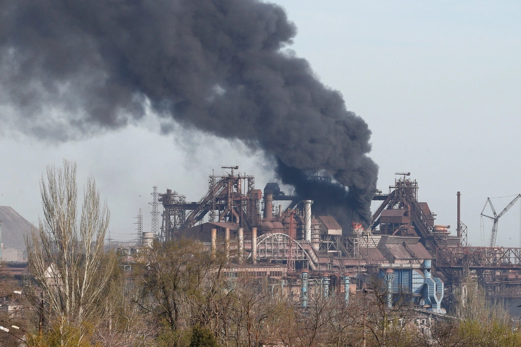 Ukraine cho biết các lực lượng Nga nối lại tấn công nhà máy thép Azovstal. Ảnh: Reuters.
