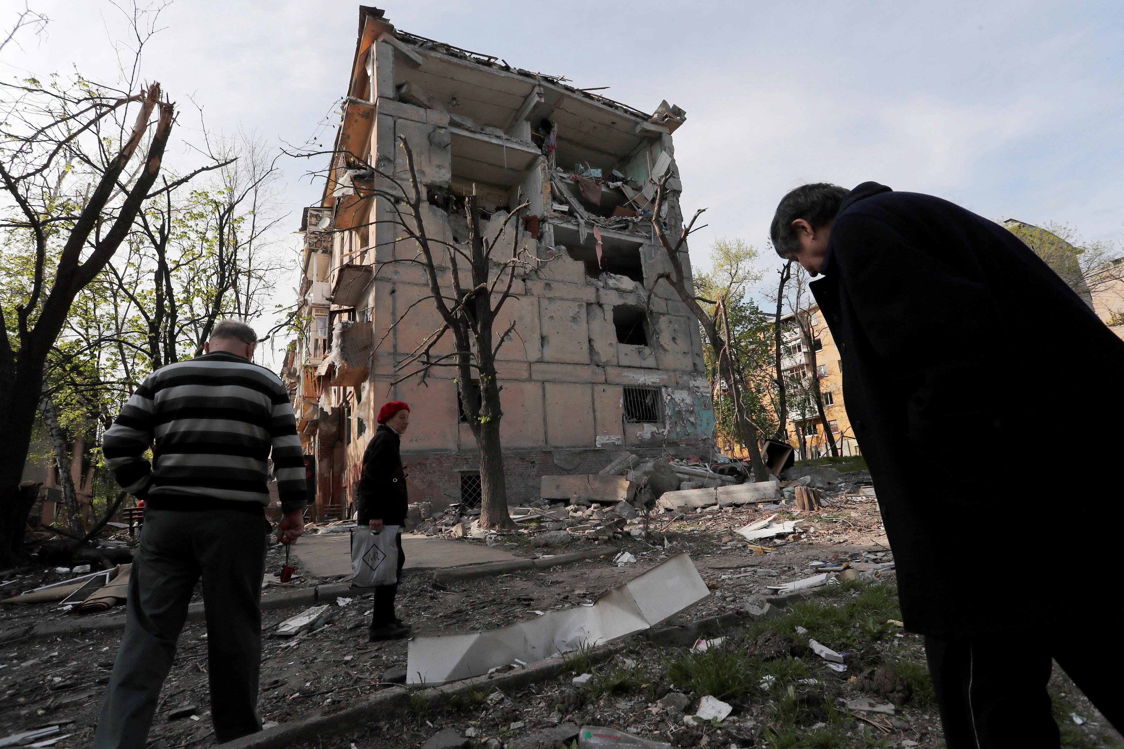 Một tòa chung cư bị hư hại nặng thành phố cảng Mariupol, miền Nam Ukraine, ngày 29/4. Ảnh: Reuters.