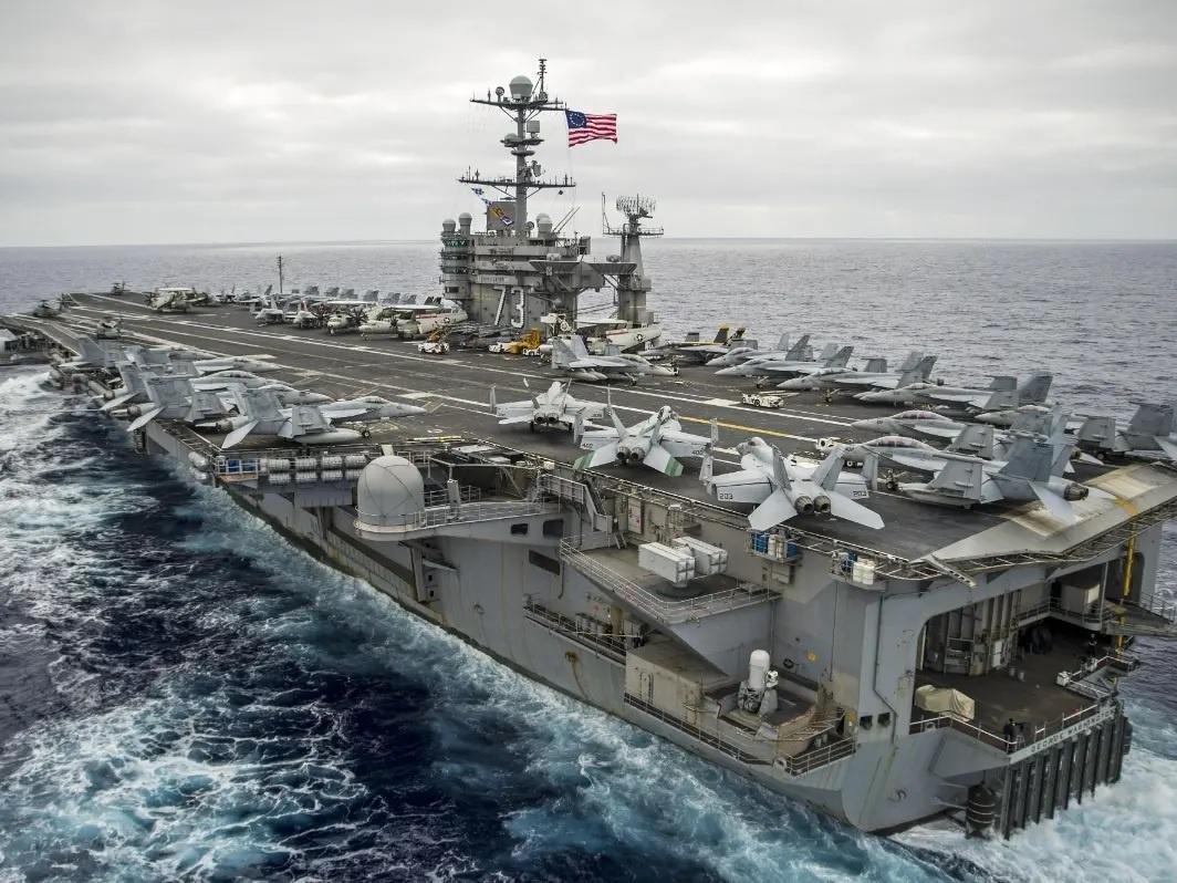 Hơn 200 thủy thủ rời tàu sân bay USS George Washington sau loạt vụ tự sát. Ảnh: SIPA.
