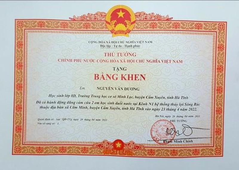 Trao bằng khen của Thủ tướng cho nam sinh lớp 8 cứu người đuối nước ảnh 1