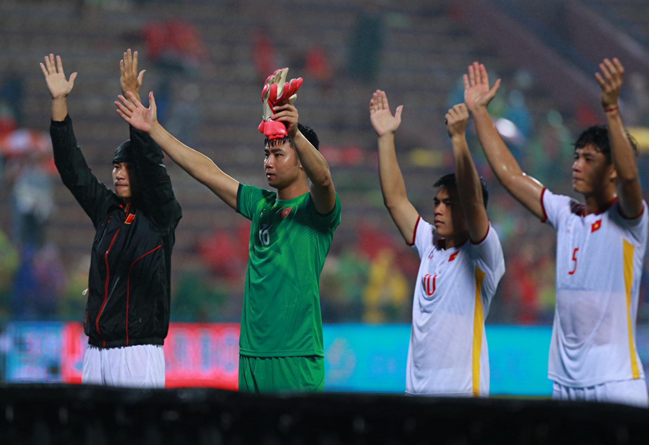 Chất lượng sân Việt Trì trước bán kết SEA Games ảnh 10