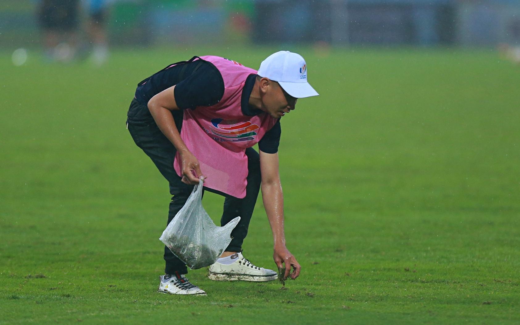 Chất lượng sân Việt Trì trước bán kết SEA Games ảnh 7