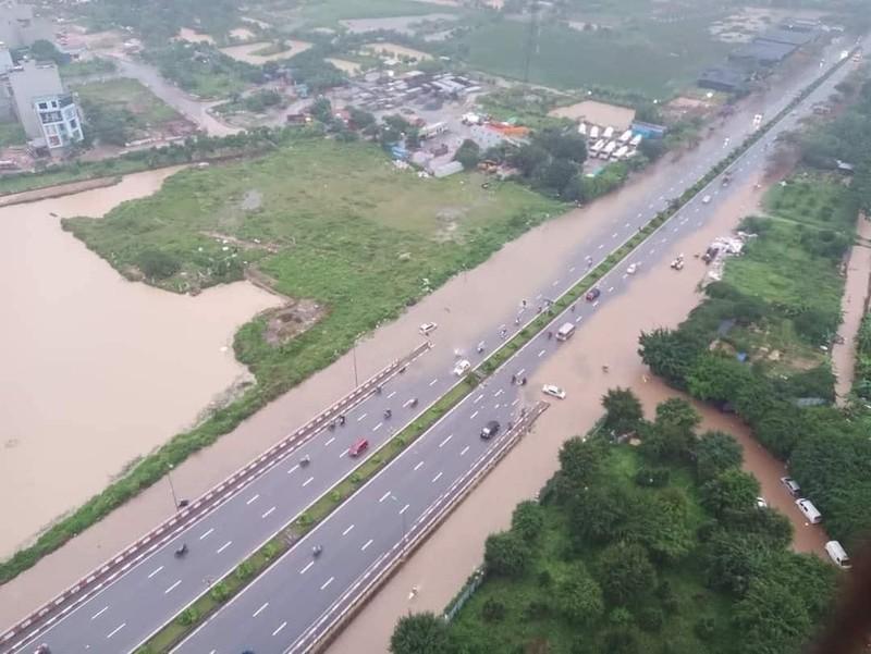 Mưa lớn nhiều giờ, nhiều tuyến đường ở Hà Nội 'thành sông' ảnh 4