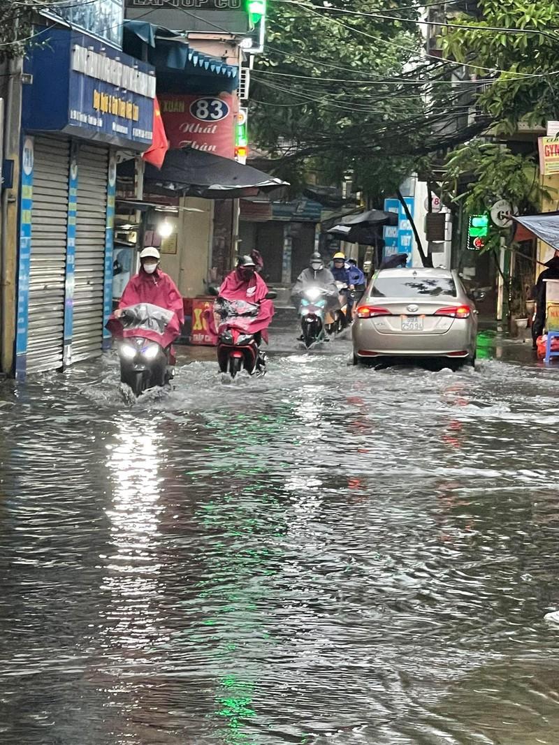 Mưa lớn nhiều giờ, nhiều tuyến đường ở Hà Nội 'thành sông' ảnh 2