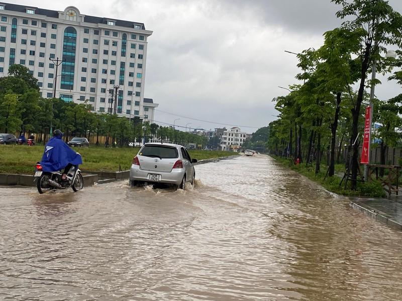 Mưa lớn nhiều giờ, nhiều tuyến đường ở Hà Nội 'thành sông' ảnh 8