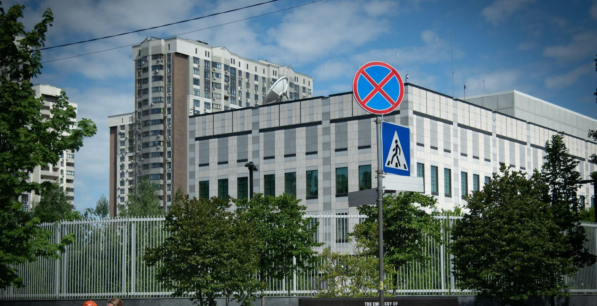 Đại sứ quán Mỹ tại Kyiv trong tháng 5. Ảnh: Wall Street Journal.