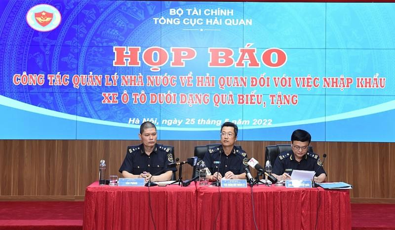 Đường dây nhập khẩu siêu xe biếu tặng: Tổng cục Hải quan nói gì? - Hình 2 Lãnh đạo các đơn vị Tổng cục Hải quan chủ trì cuộc họp báo.