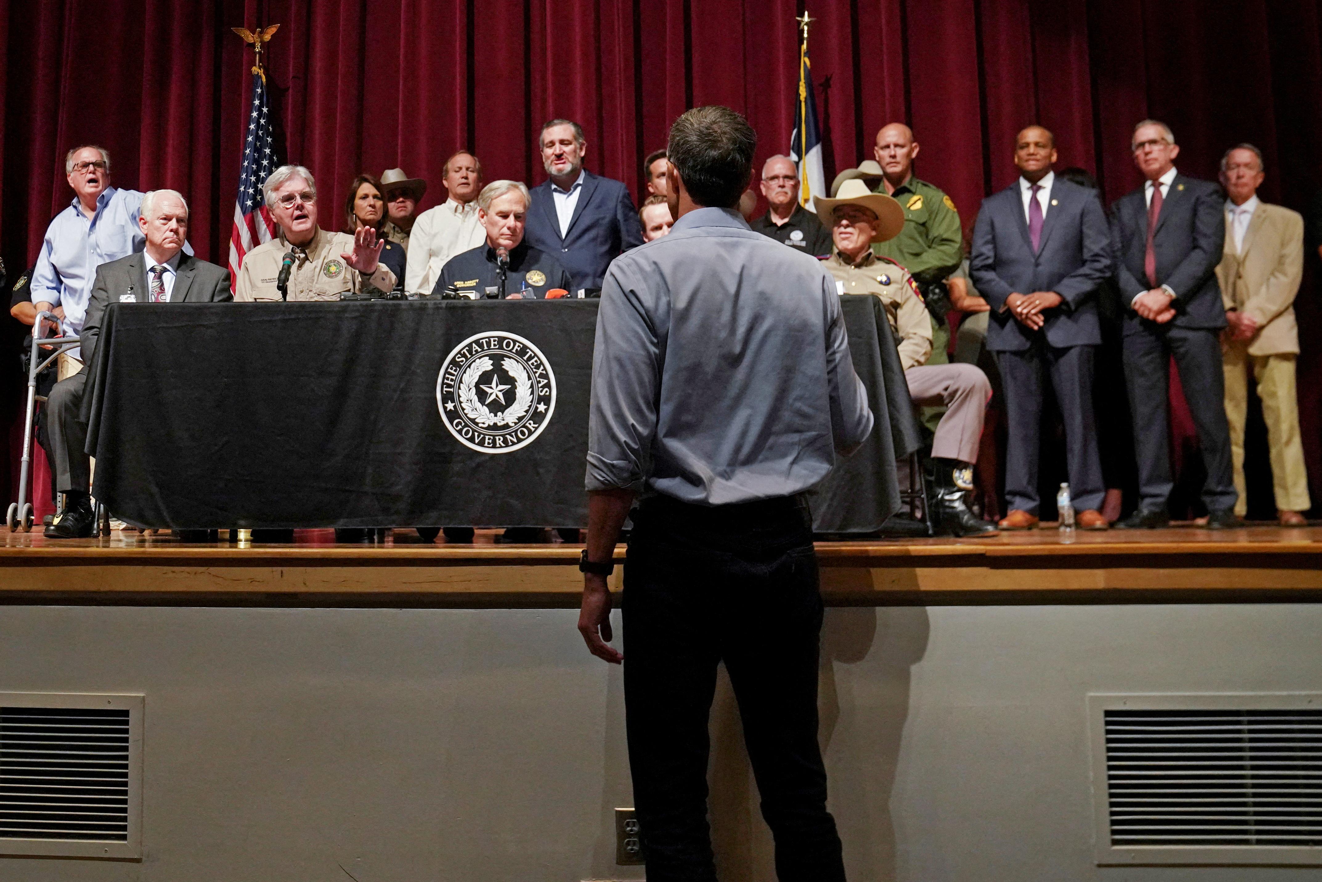 Ông O'Rourke tiến đến gần bàn họp báo và chỉ trích Thống đốc Texas Greg Abbott ngày 25/5. Ảnh: Reuters.