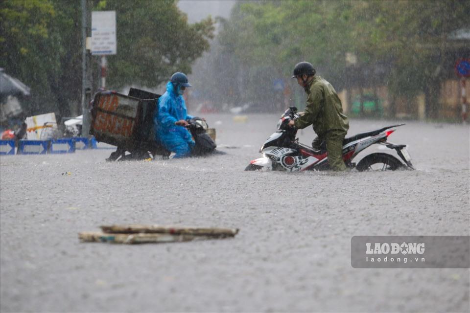 Ngập sâu trên đường Nguyễn Quốc Trị (Cầu Giấy, Hà Nội) vào chiều 29.5. Ảnh: Tô Thế.