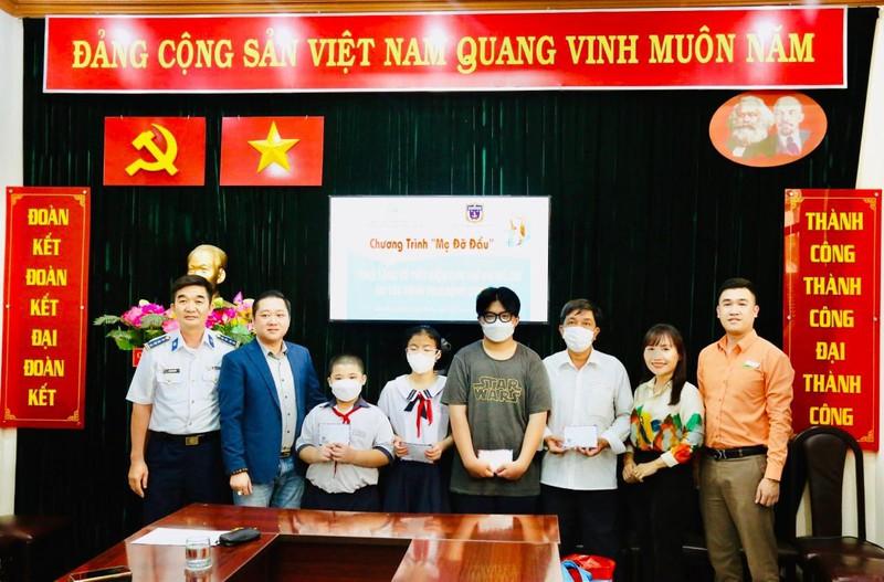 Phụ nữ Cảnh sát biển tặng sổ tiết kiệm cho trẻ mồ côi do ảnh hưởng của đại dịch COVID-19 ảnh 1