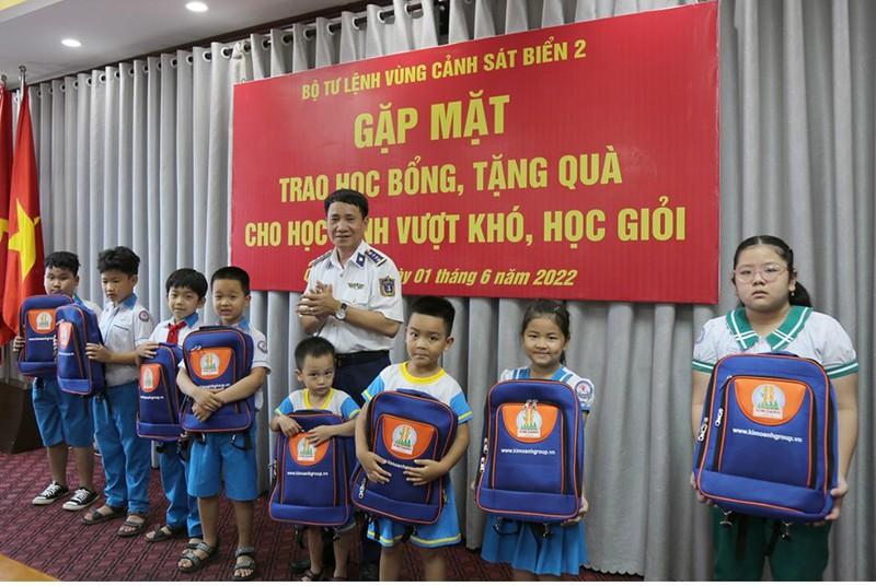 Phụ nữ Cảnh sát biển tặng sổ tiết kiệm cho trẻ mồ côi do ảnh hưởng của đại dịch COVID-19 ảnh 2