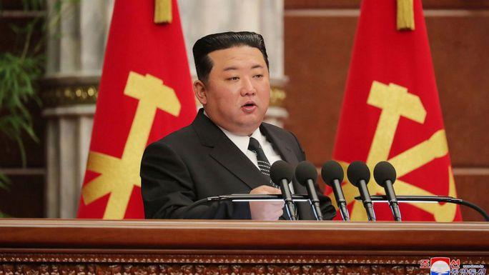 Ông Kim Jong-un tại phiên họp toàn thể của Ủy ban Trung ương của Đảng Lao động Triều Tiên (WPF) tổ chức từ ngày 8 đến 10/6. Ảnh: KCNA.