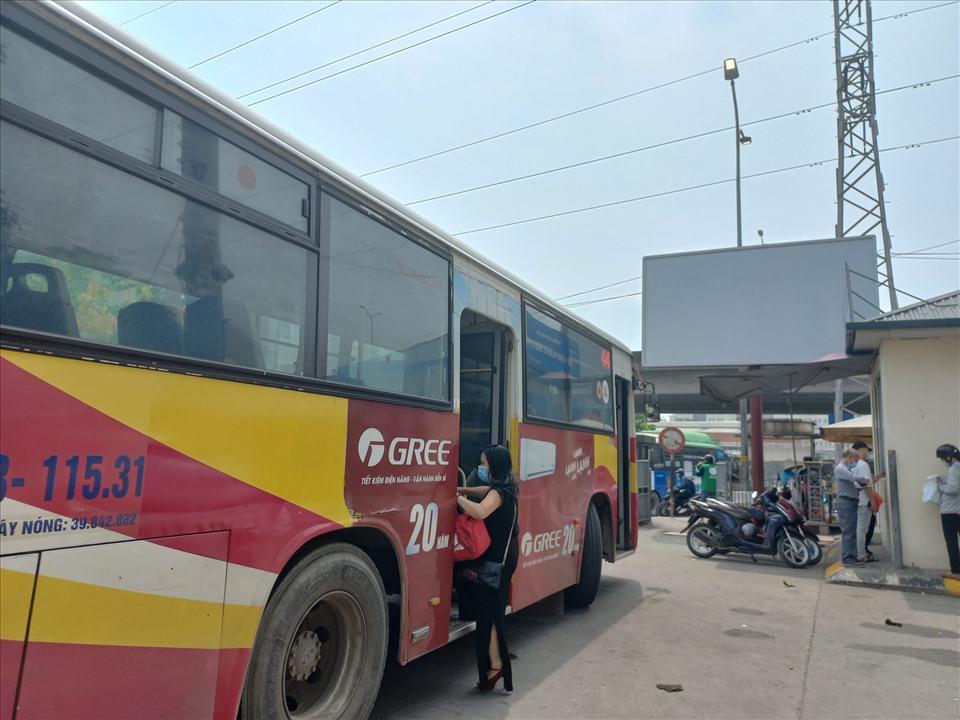 Dừng 5 tuyến xe buýt ở Hà Nội: Lái xe bất ngờ, người dân bất tiện