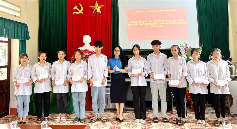 Công đoàn Yên Bái hỗ trợ gần 100 triệu đồng cho học sinh thi THPT năm 2022