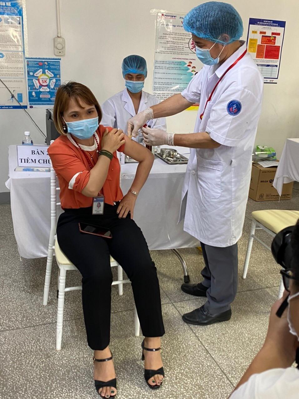 Vaccine đóng vai trò quan trọng trong phòng chống dịch COVID-19. Trong ảnh: Công nhân Cty TNHH Funing Precision Component – Tập đoàn KHKT Hồng Hải (Bắc Ninh) được tiêm vaccine phòng COVID-19 vào tháng 5.2021. Ảnh: B.Hân