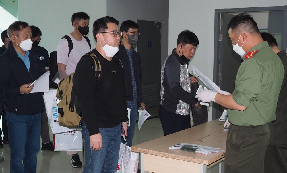 Phòng Quản lý xuất nhập cảnh CATP kiểm soát tại Cảng hàng không quốc tế sân bay Cát Bi
