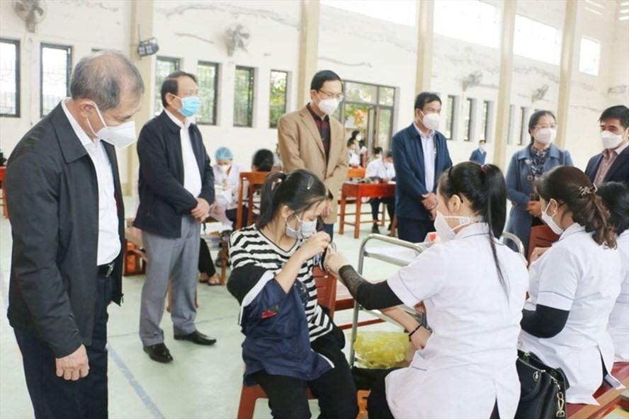 Hà Tĩnh tiến hành tiêm phòng COVID-19 cho học sinh. Ảnh: SYT.