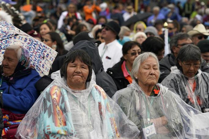 Người bản địa chờ chuyến thăm của Giáo hoàng Pope Francis tại nơi từng là Trường Nội trú Ermineskin ở cộng đồng Maskwacis, tỉnh Alberta - Canada ngày 25-7. Ảnh: AP.