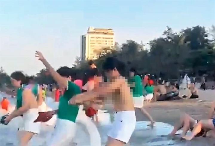 Hình ảnh phản cảm của nhóm du khách chơi Team Building giữa bãi biển Cửa Lò. Ảnh cắt từ clip.
