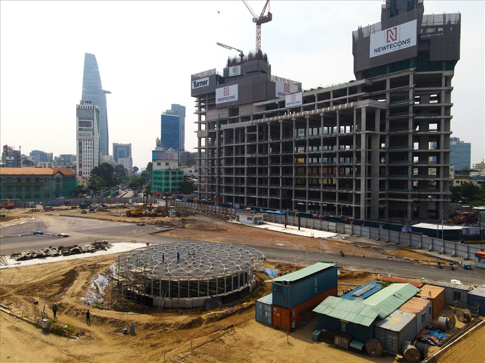 Nhà ga ngầm metro Bến Thành thuộc gói thầu CP1a (nhà ga trung tâm Bến Thành và đoạn metro ngầm trên đường Lê Lợi), có chiều dài 236m, rộng 60m, sâu 32m, quy mô 4 tầng. Trong đó, ga ngầm Bến Thành đã hoàn thiện 81% khối lượng, đang trong giai đoạn thi công kiến trúc, hệ thống cơ điện.