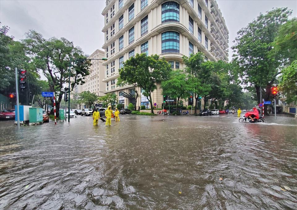 mua lon keo dai do anh huong cua bao so 2 ha noi ngap ung dien rong