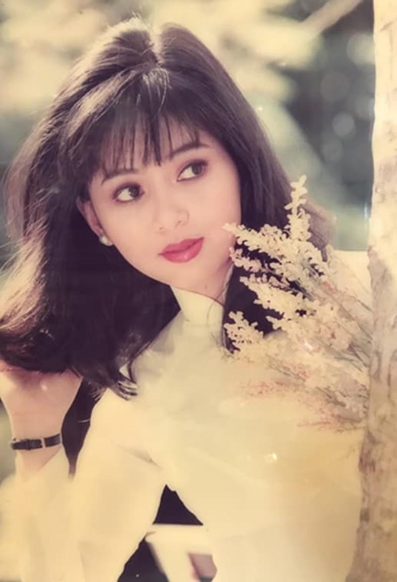 Bật mí về nữ doanh nhân được ví như 'bà hoàng' đế chế hàng hiệu Nhan sắc hút hồn thời thiếu nữ của bà Lê Hồng Thuỷ Tiên. Ảnh: Printest.