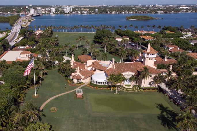 Dinh thự Mar-a-Lago của cựu Tổng thống Donald Trump, ở bang Florida, bị khám xét hôm 8/8. Ảnh: Reuters.