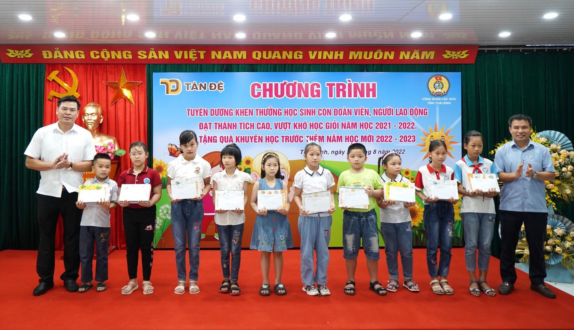 Công ty Tân Đệ (Thái Bình): Hỗ trợ con em CNLĐ đầu năm học mới