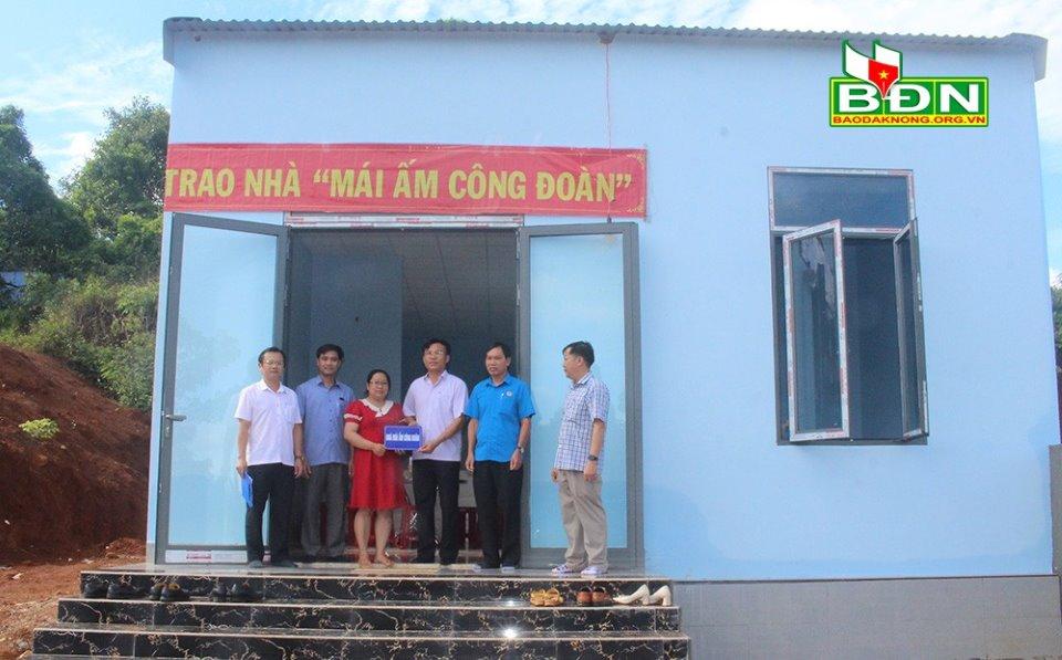 Bàn giao nhà "Mái ấm công đoàn" cho đoàn viên khó khăn