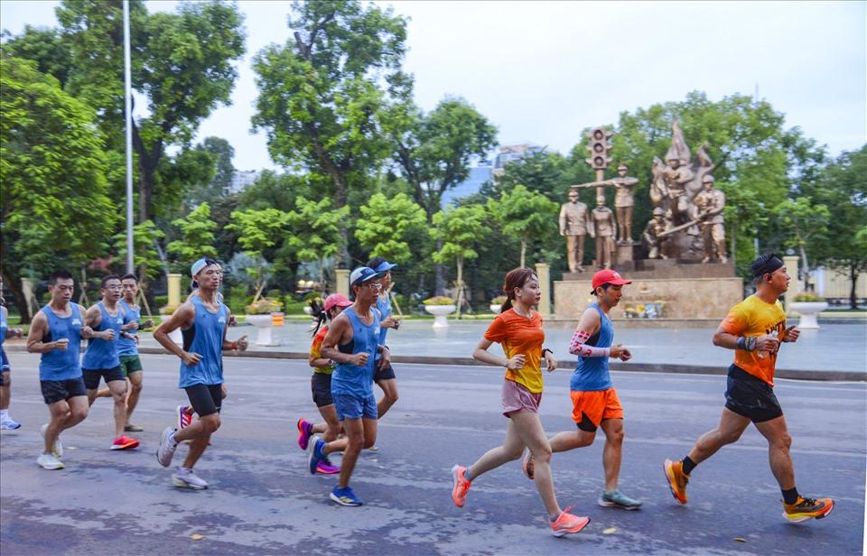 ... sân vận động Hàng Đẫy, Nhà thờ lớn,