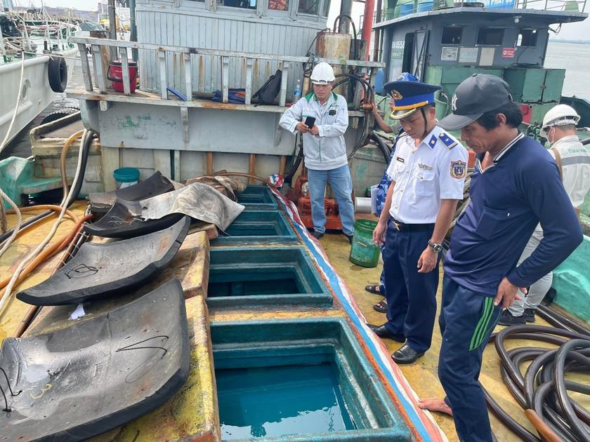 Cảnh sát biển phát hiện, bắt giữ nhiều tàu chở trái phép dầu DO với số lượng lớn ảnh 1