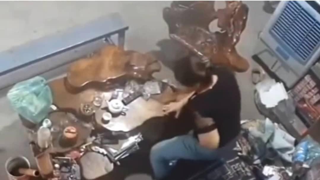 bat doi tuong vo mua hang dam nguoi phu nu trong thuong roi cuop tui xach