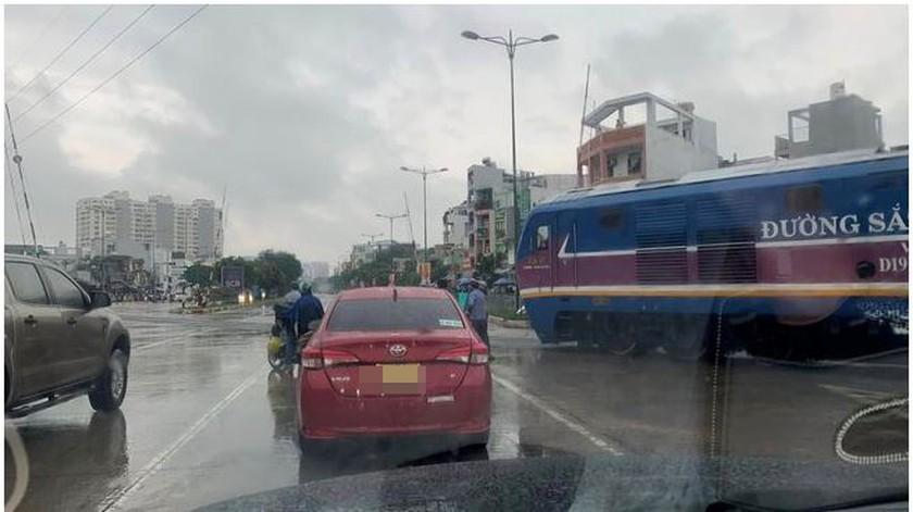 Sự cố đầu máy tàu hỏa lao đến đường ngang nhưng chắn vẫn chưa kịp đóng tại TP Hồ Chí Minh.