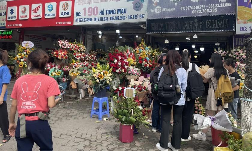 Cửa hàng hoa trên đường Hồ Tùng Mậu tập nập khách hàng đến mua hoa.