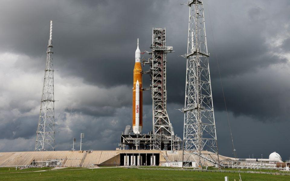 Trong khuôn khổ chương trình Artemis, NASA dự định đưa con người quay lại Mặt Trăng vào năm 2025. Ảnh: Reuters.