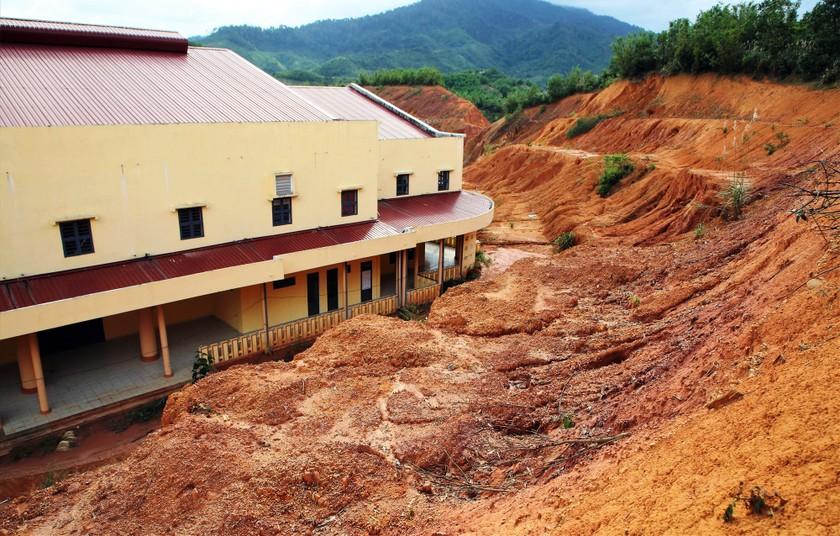 Quảng Nam: Sân vận động vừa khánh thành đã hư hỏng ảnh 1
