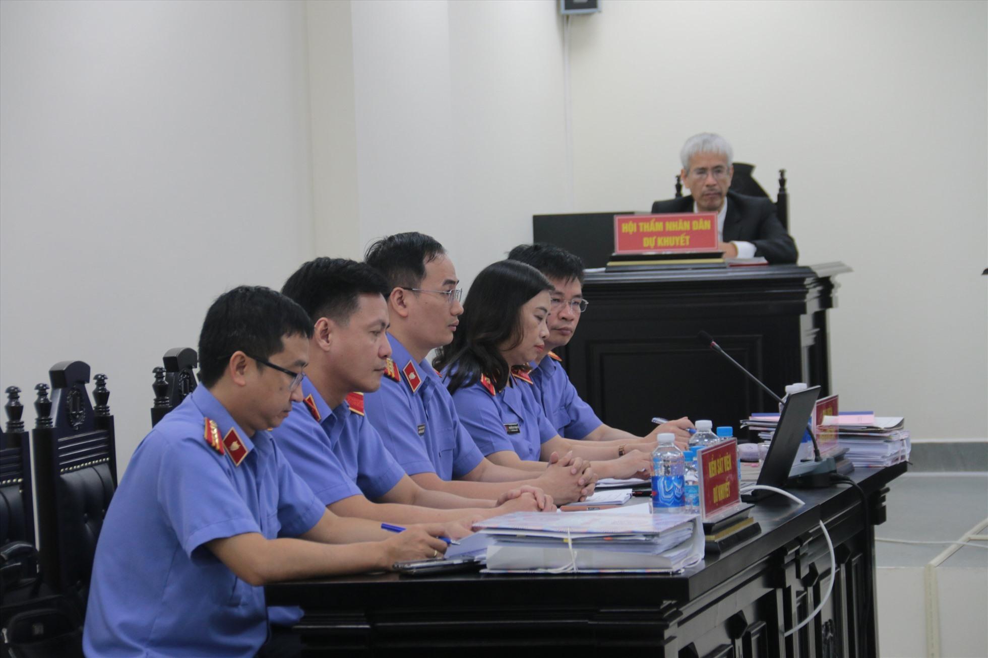 ​ Các kiểm sát viên tham gia tố tụng phiên xử cựu Thứ trưởng Cao Minh Quang và 7 bị cáo khác. Ảnh: Việt Dũng.