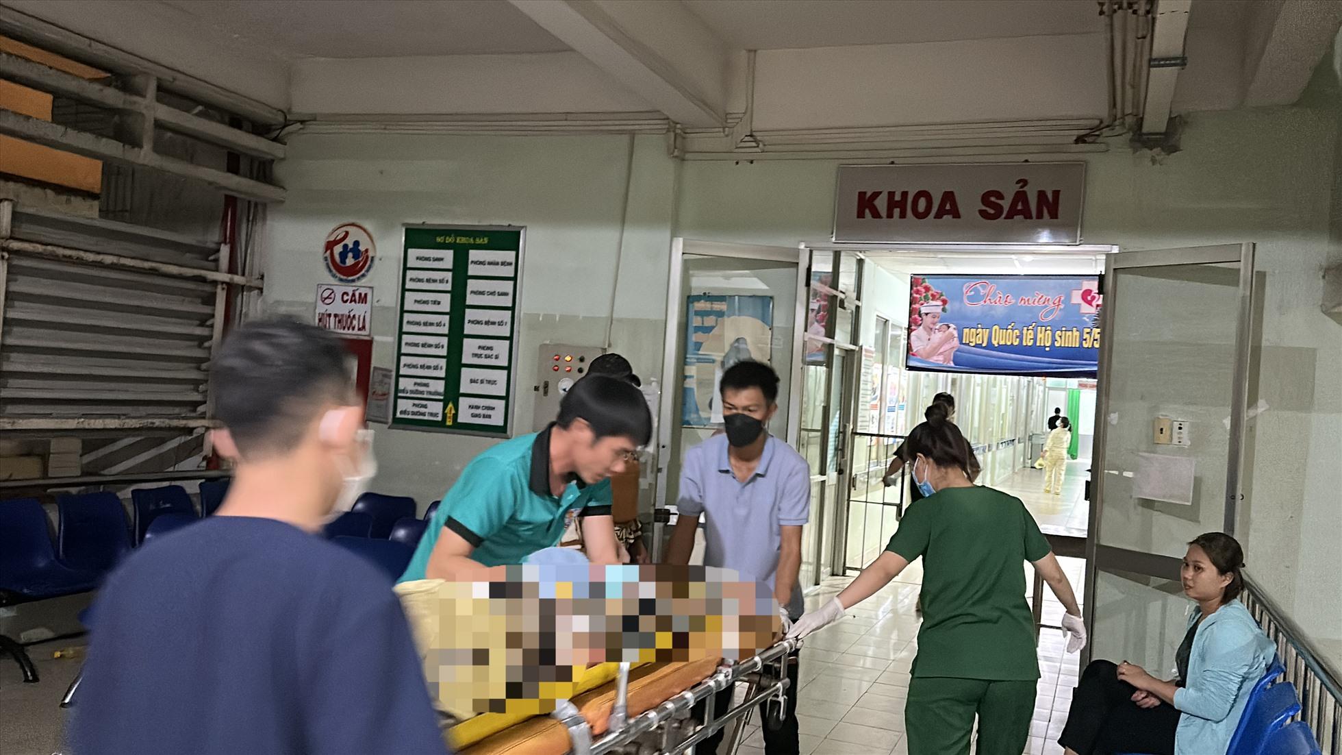 Mẹ con sản phụ được đưa lên Khoa Sản cấp cứu. Ảnh: Duy Tuấn