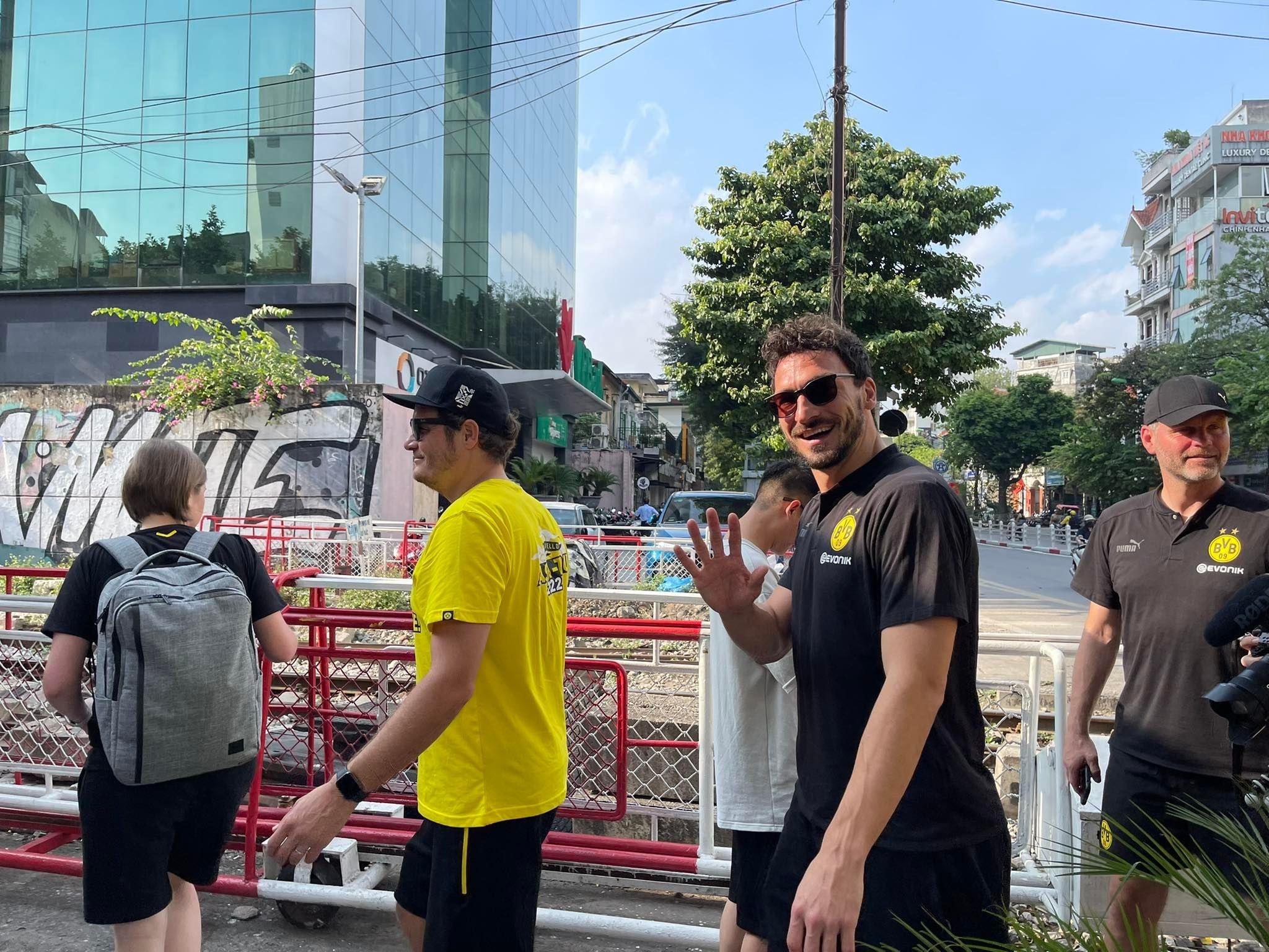 cafe đường tàu ảnh 1 Các cầu thủ Borussia Dortmund di chuyển đến phố cà phê đường tàu. Ảnh: Next Sport.