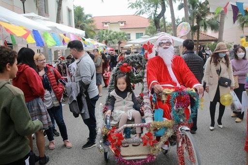 Công đoàn và chuyên môn tổ chức Hội chợ Giáng sinh, góp quỹ hoạt động từ thiện