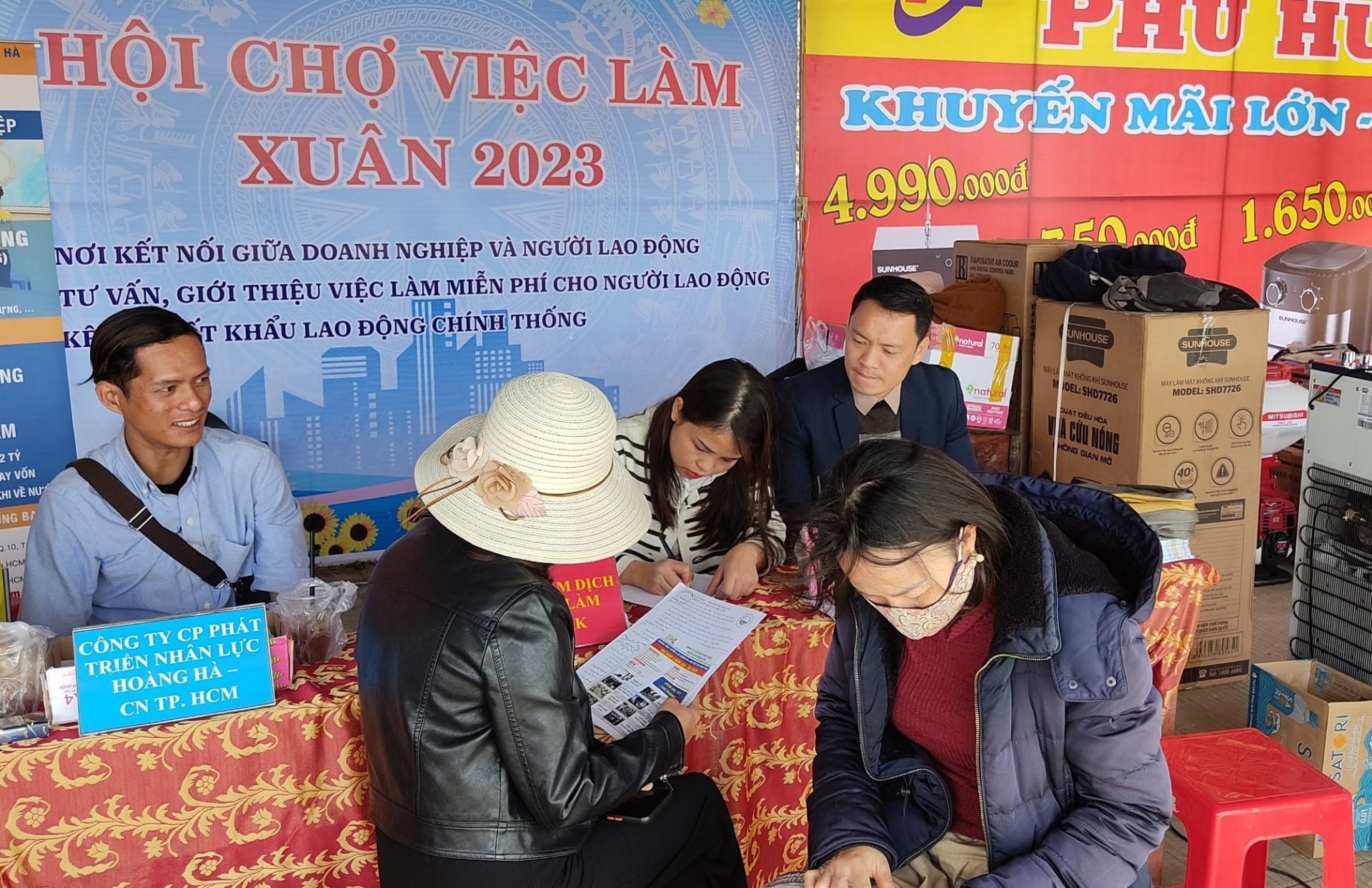 Người lao động tìm hiểu thông tin việc làm tại Hội chợ việc làm Xuân năm 2023. Ảnh minh họa: Sở LĐTBXH tỉnh Đắk Lắk