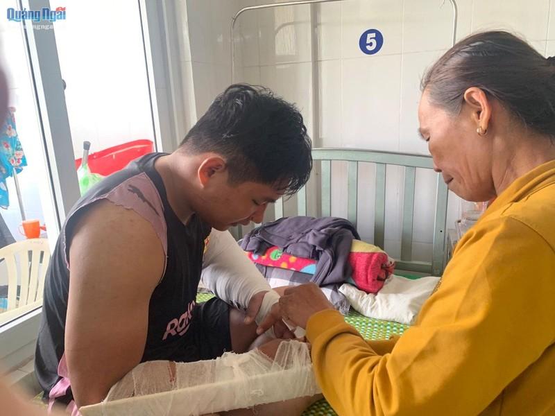 Tạm giữ người đàn ông đánh nam shipper gãy 2 tay, vai trò của người vợ? Anh Lâm Anh Đạt đang điều trị tại Bệnh viện Quân y C17