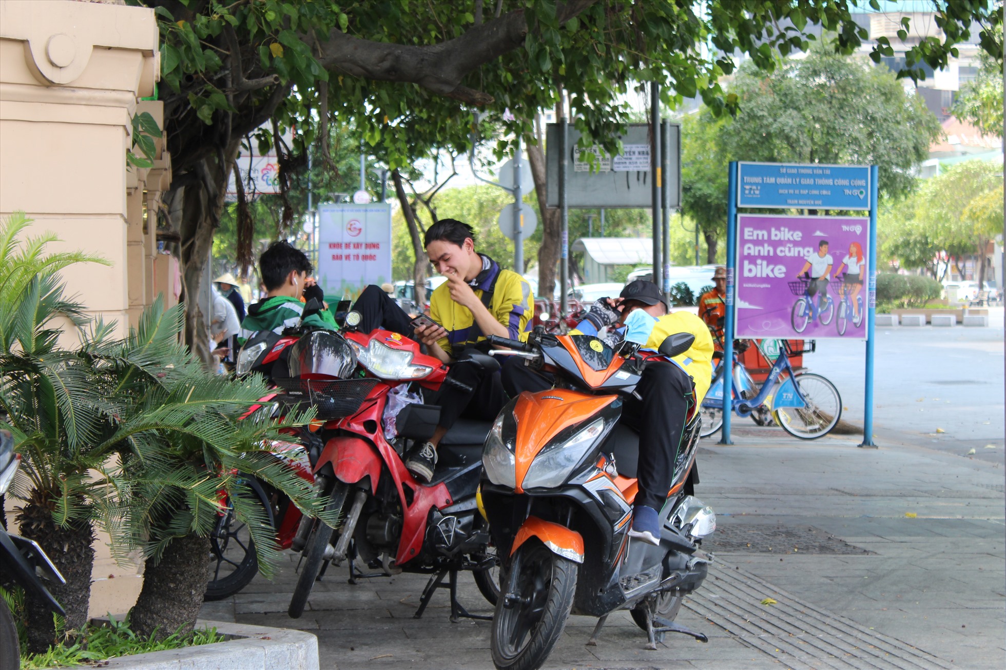 Một tài xế cho biết, vào giờ cao điểm nắng nóng tầm giữa trưa và đầu giờ chiều, không có nhiều khách ra đường, “Với những khách đặt chuyến gần thì tôi cũng đồng ý đi, còn nếu xa quá thì tôi không nhận. Mấy anh em chạy chung đây cũng vậy, vì nắng quá, đi xe dễ bị say nắng lắm”.