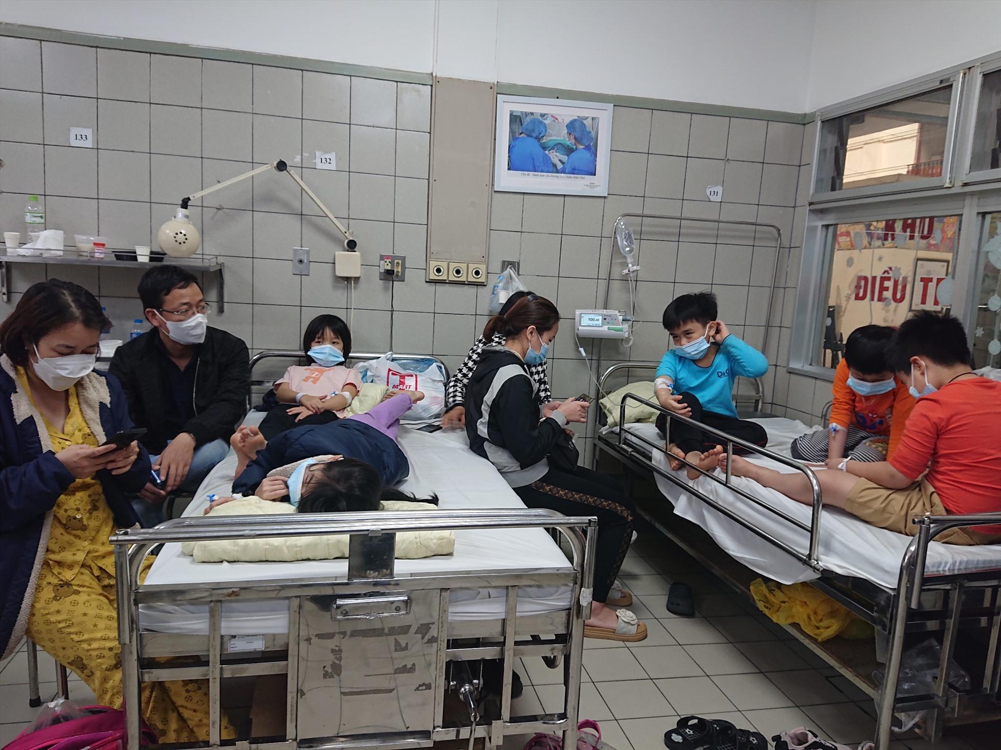 Nhiều học sinh nôn nhiều, mệt lả, bệnh viện phải tập trung nhân lực cấp cứu