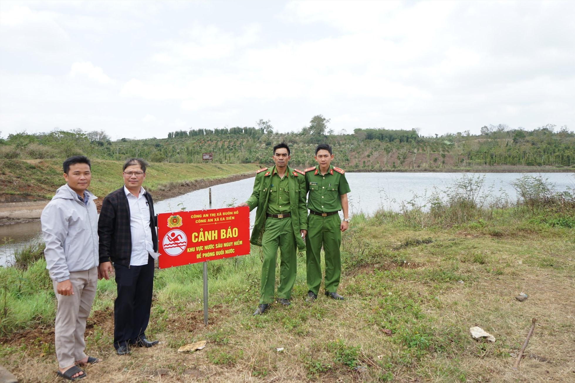 Việc cắm biển báo là nhằm hạn chế đến mức thấp nhất những tai nạn thương tâm. Ảnh: Bảo Trung