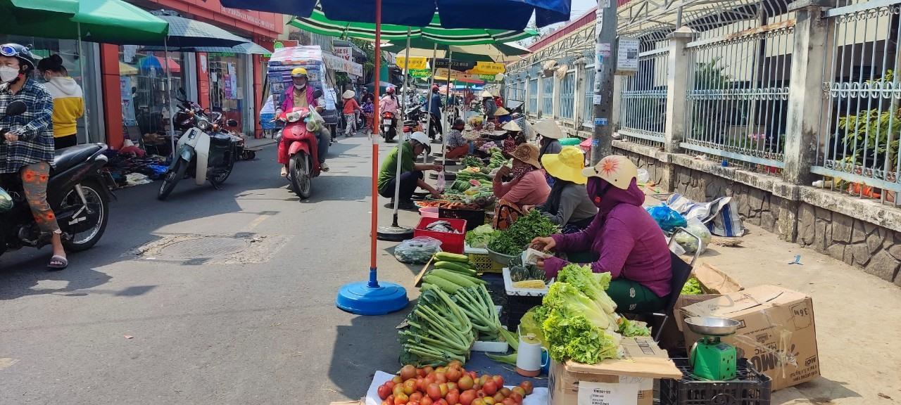 Hàng rong bủa vây trước cổng bệnh viện: Khó xử lý triệt để