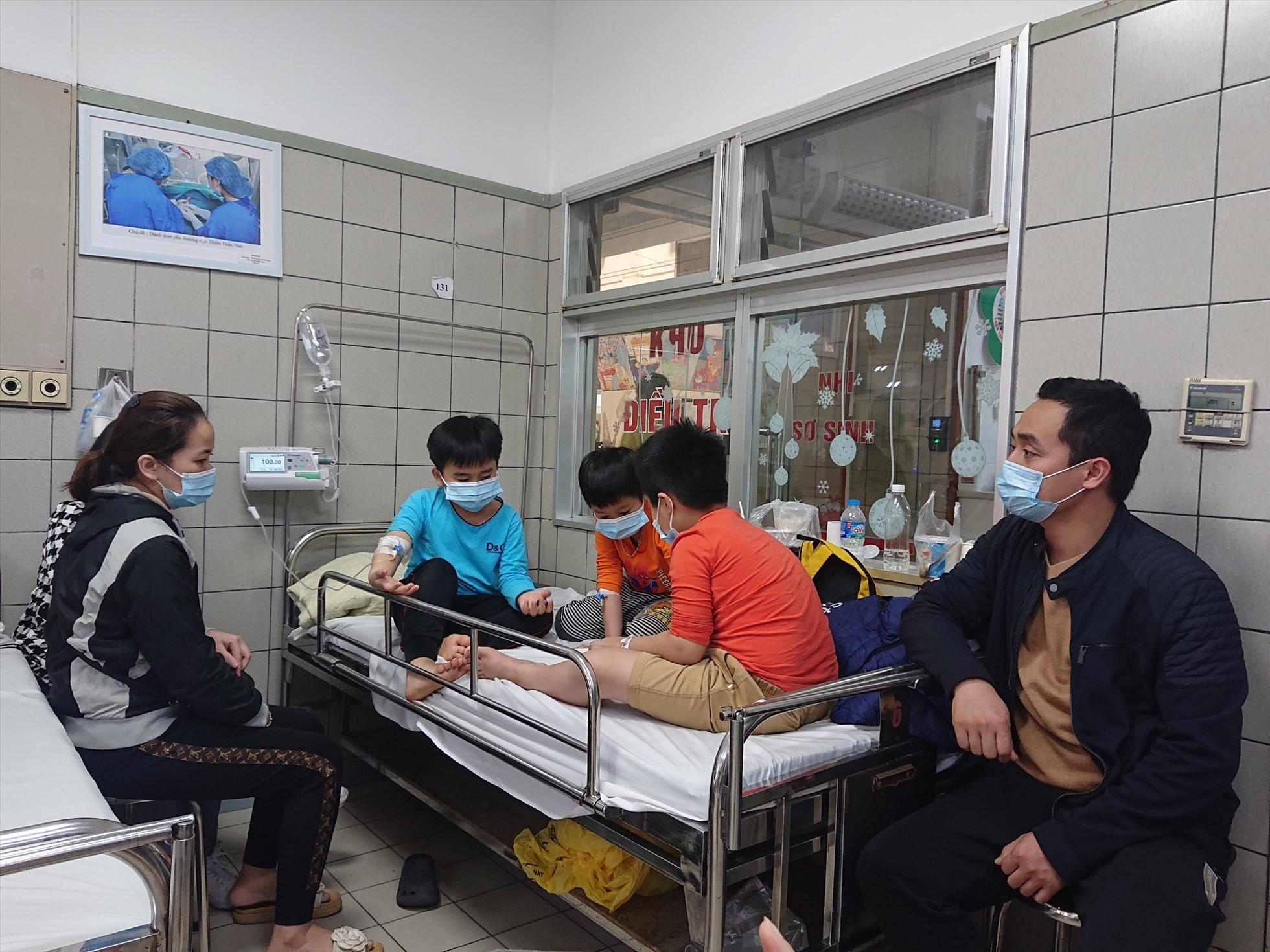 Hiện còn 5 học sinh với các triệu chứng nặng đang được tiếp tục theo dõi tại bệnh viện. Ảnh: Thùy Linh