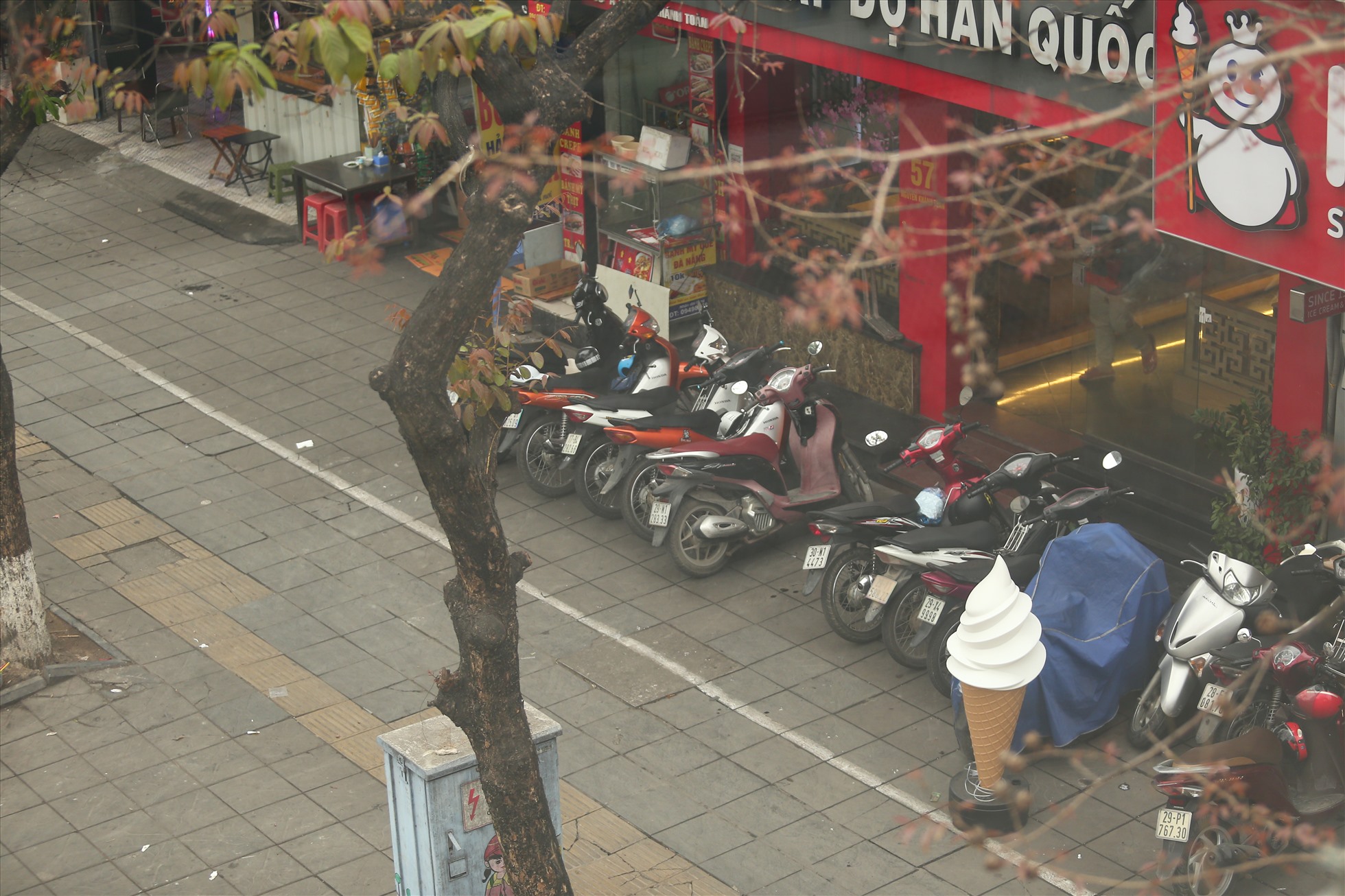 Tình trạng lấn chiếm vỉa hè hầu như đã hết trên phố Nguyễn Khánh Toàn. Ảnh: Vĩnh Hoàng