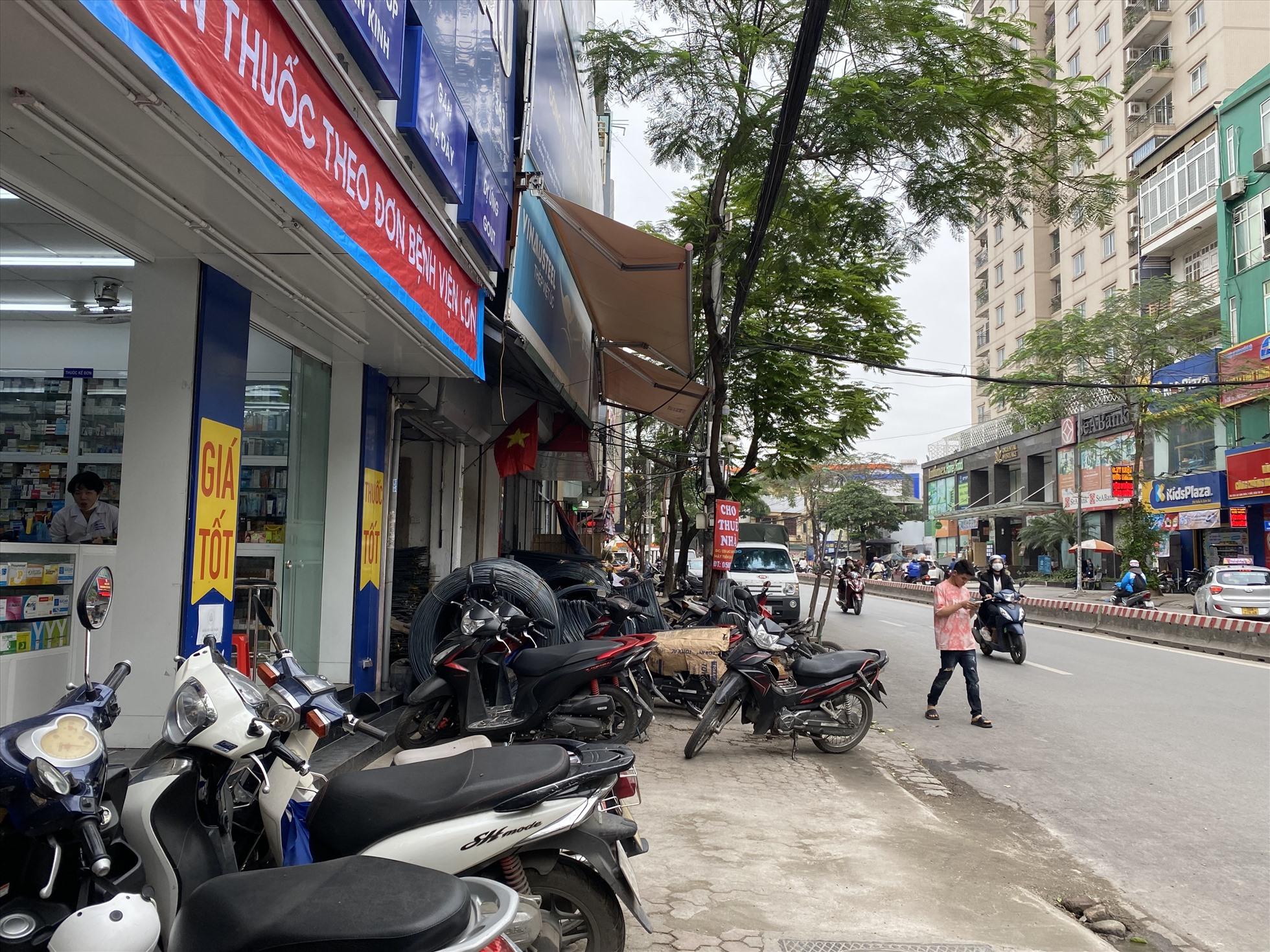 Tình trạng lấn chiếm vỉa hè trên đường Lạc Long Quân. Ảnh: Vĩnh Hoàng